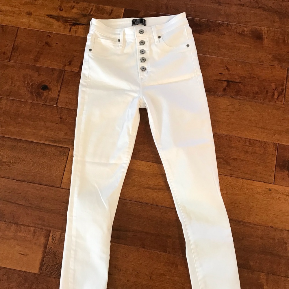 Abercrombie white jeans size 26 or 2R